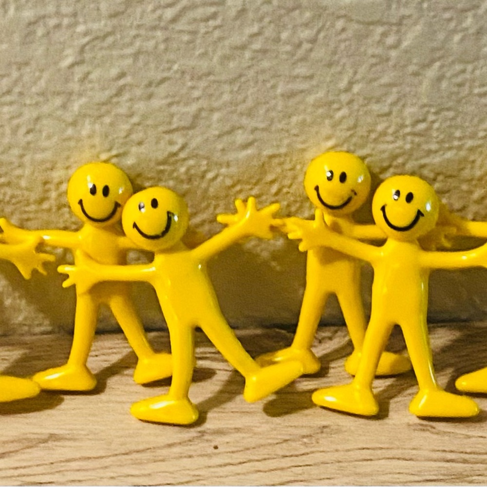 Vintage smiley face yellow rubber toy lot of 12 - Picture 7 of 7